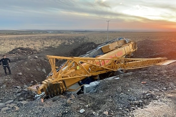 Siverek’te vinç şarampole devrildi: 2 yaralı