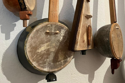 Şekerliği kemaneye, tencereyi cümbüşe dönüştürüyor