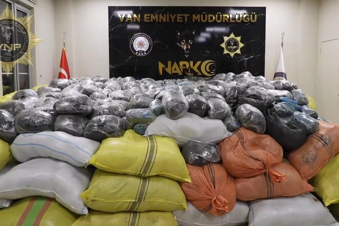 Van'da 4 Ton 600 Kg Toz Esrar Ele Geçirildi