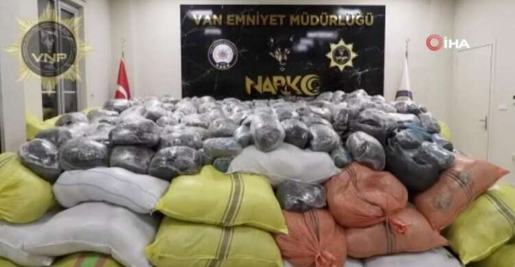 4 ton 400 kilogram esrarın ele geçirildiğini ve 1 yabancı uyruklu şüphelinin yakalandığını ifade ederek şunları belirtti.