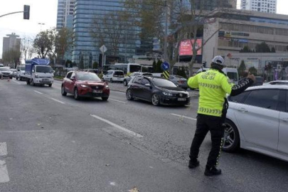 11 katlı bina iş makinesiyle yıkıldı: Caddeye moloz düştü