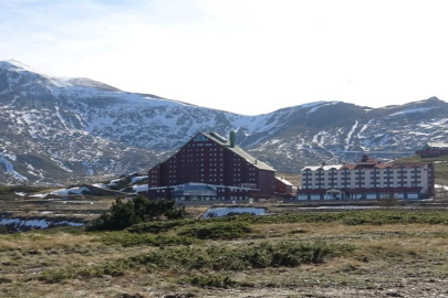 Bursa Uludağ’da karlar eridi, güneş ve rüzgar hakim