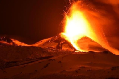 Etna Yanardağı yeniden faaliyete geçti