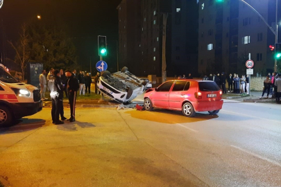 İki otomobil kavşakta çarpıştı: 2 yaralı