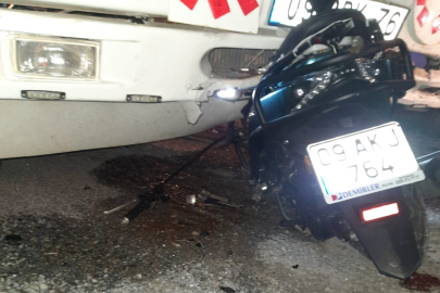 Motosiklet kamyona ok gibi saplandı