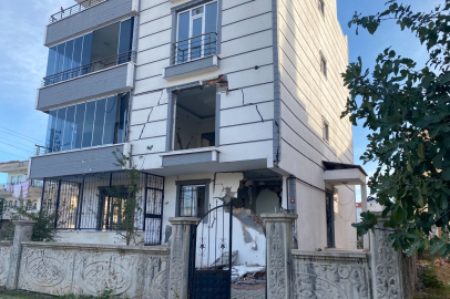 Orta hasarlı binanın bahçe kapısı çalındı