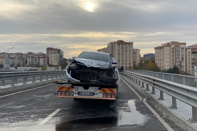 Viyadükte kontrolden çıkan otomobil refüje çarptı