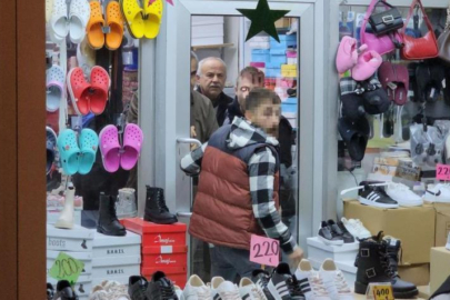 Yolda yürürken saldırıya uğradı! Ayakkabı dükkanına sığındı