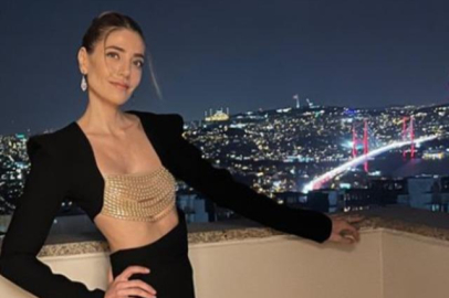 Öznur Serçeler iddialı tarzıyla ödül törenine damga vurdu!