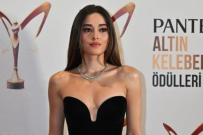 Simay Barlas derin yırtmacıyla mest etti