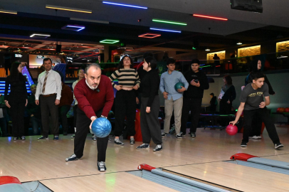 Bursa'da Başkan Aktaş öğrenciler ile bowlingle oynadı