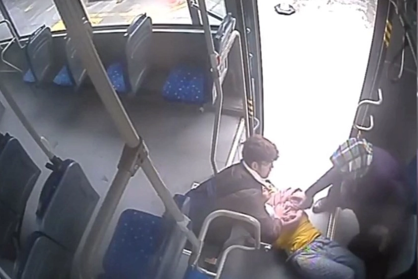 Durakta fenalaşan kadını hastaneye otobüs şoförü yetiştirdi