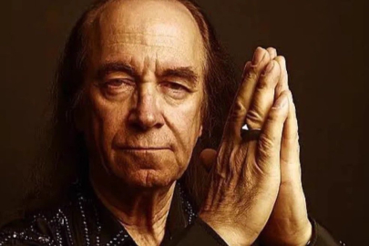 Erkin Koray’ın kızı babasının mezar taşını paylaştı!