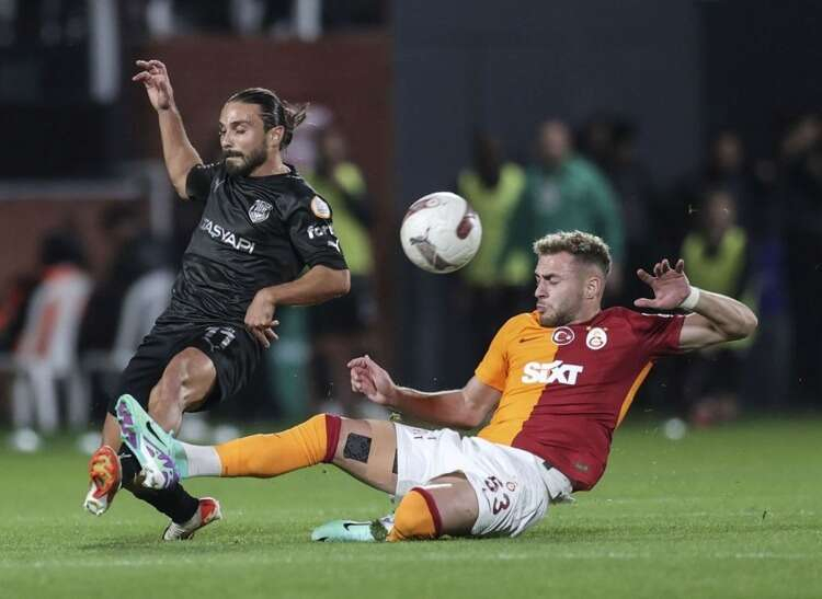 ÜÇ FUTBOLCU KART SINIRINDA