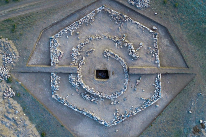 Türk tarihinde bir ilk: 3 bin 800 yıllık altıgen kurgan bulundu