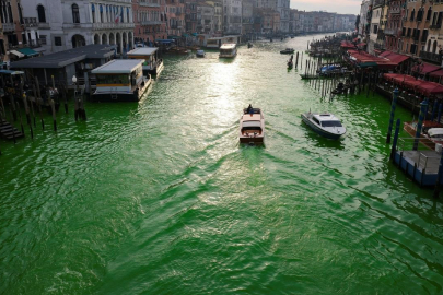 İklim aktivistleri Venedik'teki 'Büyük Kanal'ı yeşile boyadı
