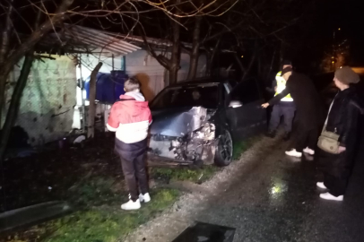 Bursa'da otomobil, manevra yapmak için yavaşlayan TIR'a çarptı: 2 yaralı