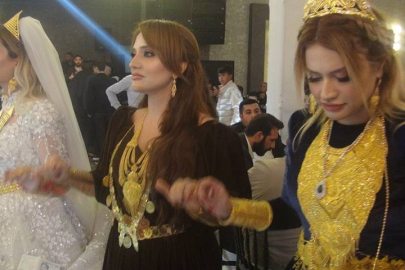 Düğünde bavulla altın takıldı! Gelin hareket edemedi