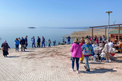 Bursa'da güneş yüzünü gösterdi, vatandaşlar Avrupa Leylek Köyü Eskikaraağaç’a akın etti