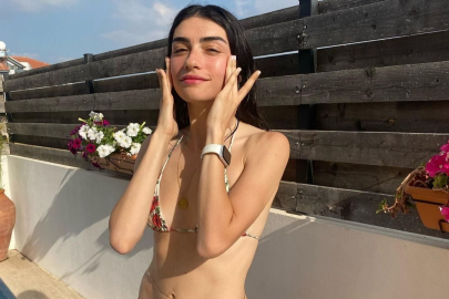 Hazar Ergüçlü'den 'çıplak' poz!