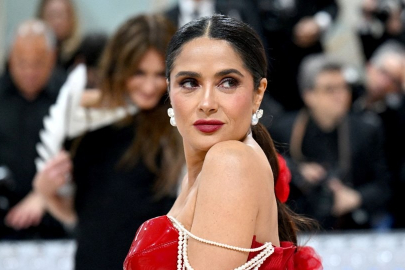 Salma Hayek bikinisini giyip boydan poz verdi!