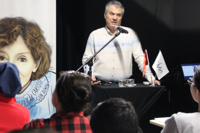 Prof. Dr. Alpaslan Türkkan Bursa'da fabrika çalışanlarına öykü okudu