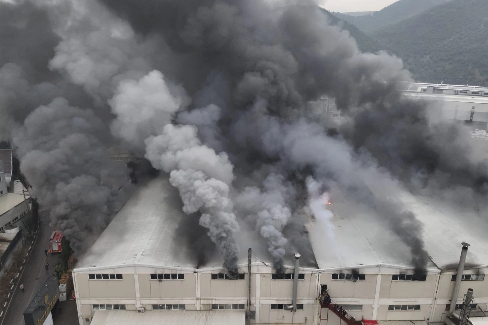 Bursa'da tekstil fabrikasında büyük yangın!