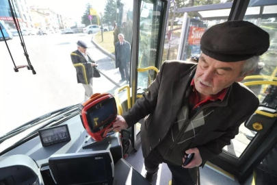 Toplu ulaşıma kimlik kartı ile ücretsiz binebilir mi? 65 yaş üstü vatandaşlar dikkat...