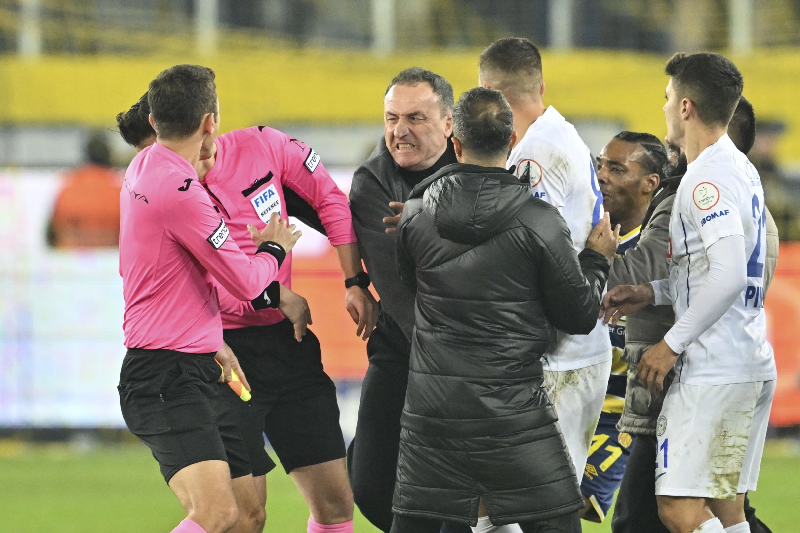 Saldırıya uğrayan Halil Umut Meler'den Emre Belözoğlu'na suçlama