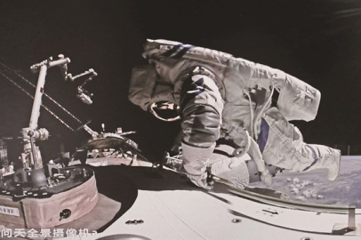 Uzayda ilk yürüyüşlerini yaptılar