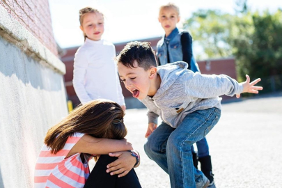 Akran zorbalığına uğrayan çocuklara dikkat