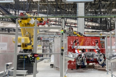 Tesla fabrikasında robot işçiye saldırdı