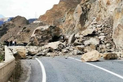 Artvin'de heyelan! Kaya parçaları, kara yolunu kapattı