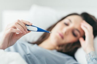 Ateşi düşürmek için bez koyanlar dikkat! Birçok kişi aynı yöntemi kullanıyor fakat...