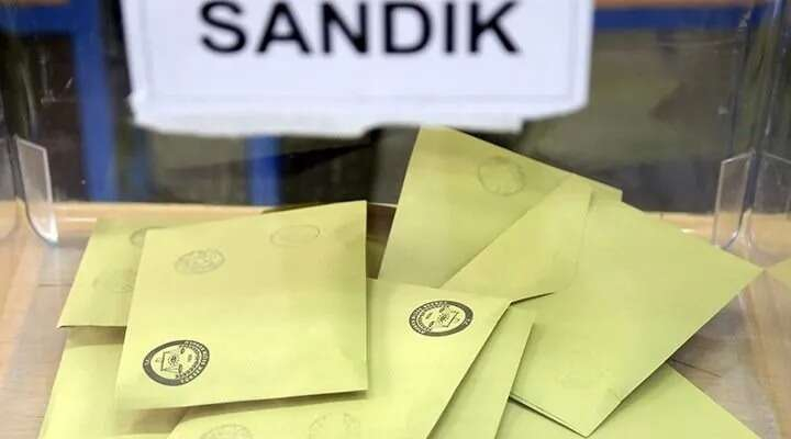 9 - Oy pusulaları ne renk?