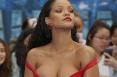 Rihanna pembe iç çamaşırıyla nefes kesti!