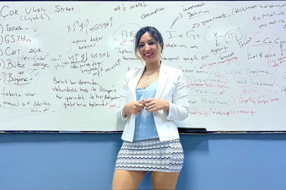 Mini etek ve dekolteli pozlarıyla sık sık gündem olan Fidan öğretmen son paylaşımıyla da gündem oldu!