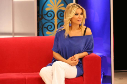 Songül Karlı göğüs ve bacak dekolteli pozuyla olay oldu!