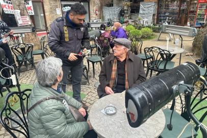 Bursa'da Siber Suçlarla Şube Müdürlüğü ekipleri Hanlar Bölgesi'nde vatandaşlara broşür dağıttı