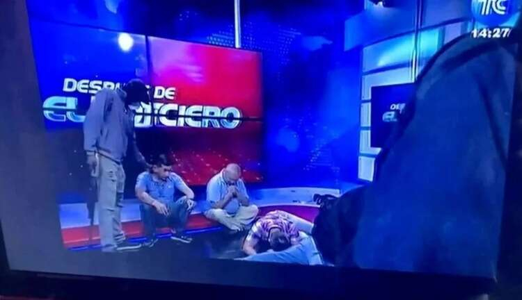 EKVADOR'DA CANLI YAYINDA SİLAHLI SALDIRI