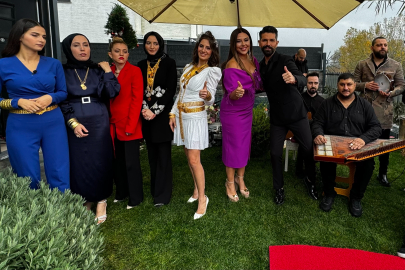 Şarkıcı Mehmet Çevik, 'Aslı Hünel İle Gelin Evi' yarışmasında birinci olan eşini ödüllendirdi