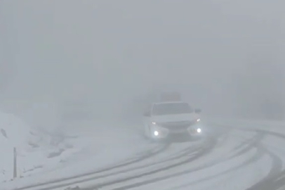 Bursa İnegöl ve İznik'te 'beyaz' esaret! Araçlar kar kaplı yolda mahsur kaldı