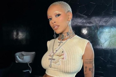 Grammy'de frikikten kaçamadı, Türk modacının adını alnına kazıdı