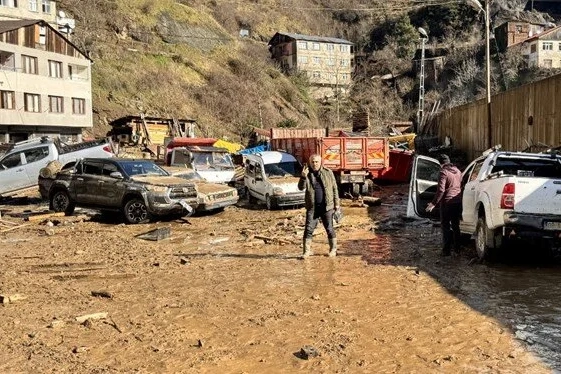 Artvin Borçka’da dere taştı, ilçe sular altında kaldı