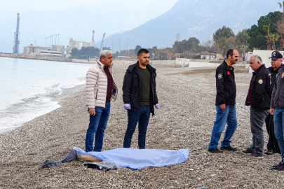 Antalya'da sahilde yarı çıplak erkek cesedi bulundu