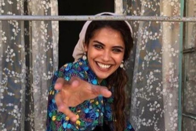 Biran Damla Yılmaz ceketini çıkarıp sütyeniyle poz verdi