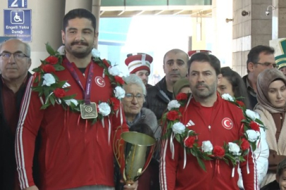 Güreş Milli Takımı, Ankara'da coşkuyla karşılandı