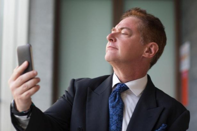 Cep telefonuna uzun süre bakmak duruşu bozuyor