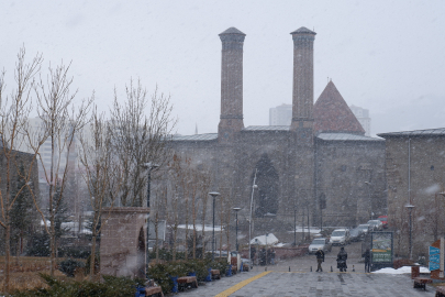 Erzurum’a kar geri geldi