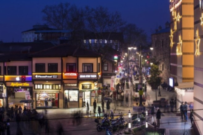 Bursa'nın göbeğindeki tarihi han icralık oldu! 3 dükkan satışa çıkarıldı...